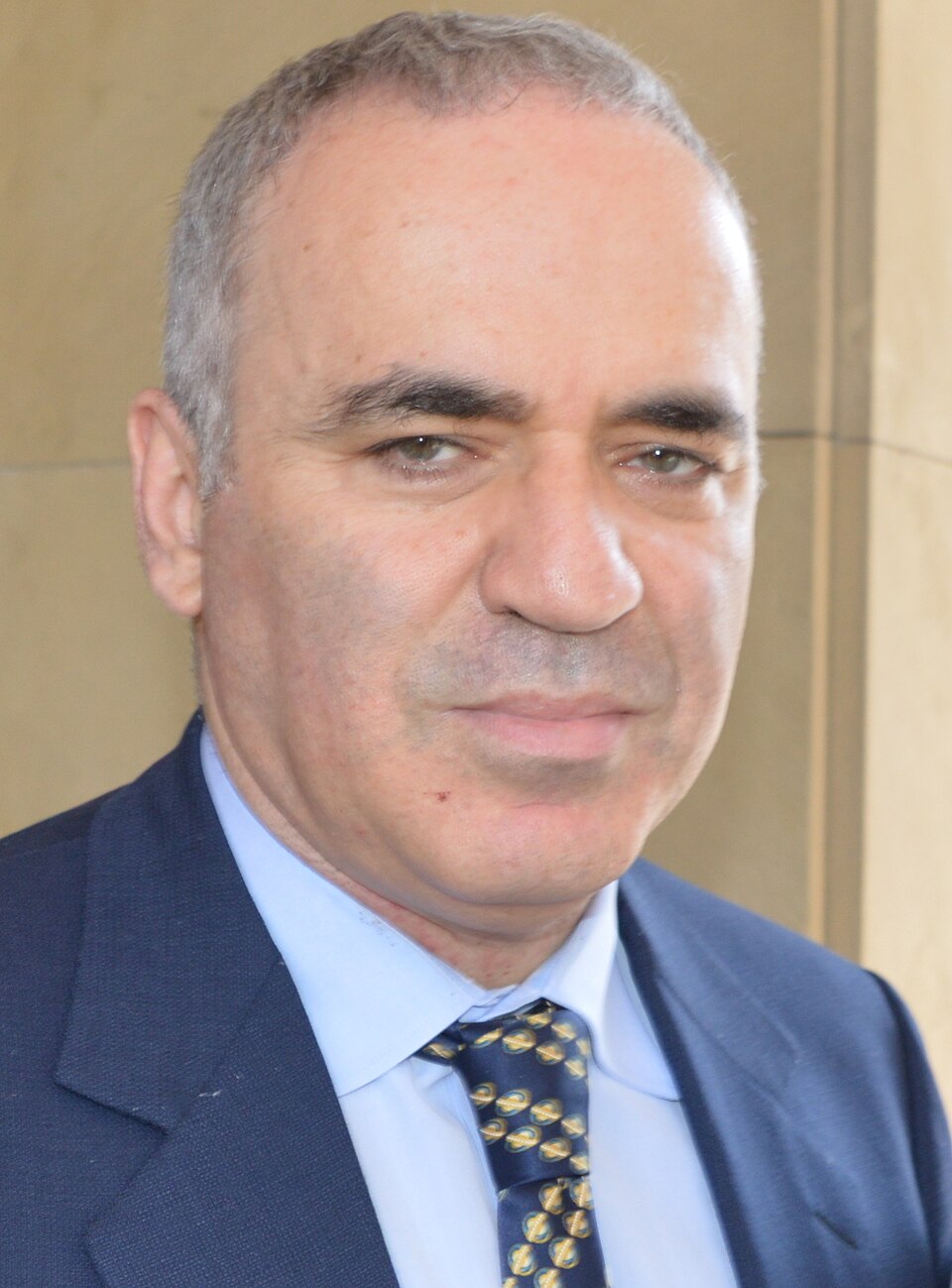 Takım elbiseli, kır saçlı bir adam: Garry Kasparov