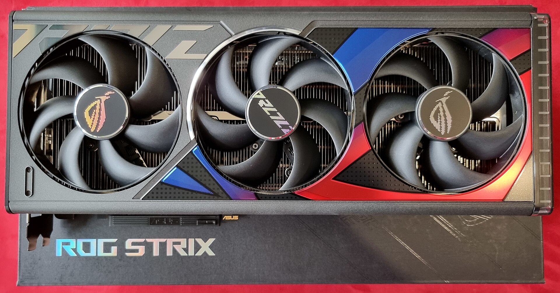 Üç fanlı, büyük bir ekran kartı: Asus ROG Strix RTX 4090