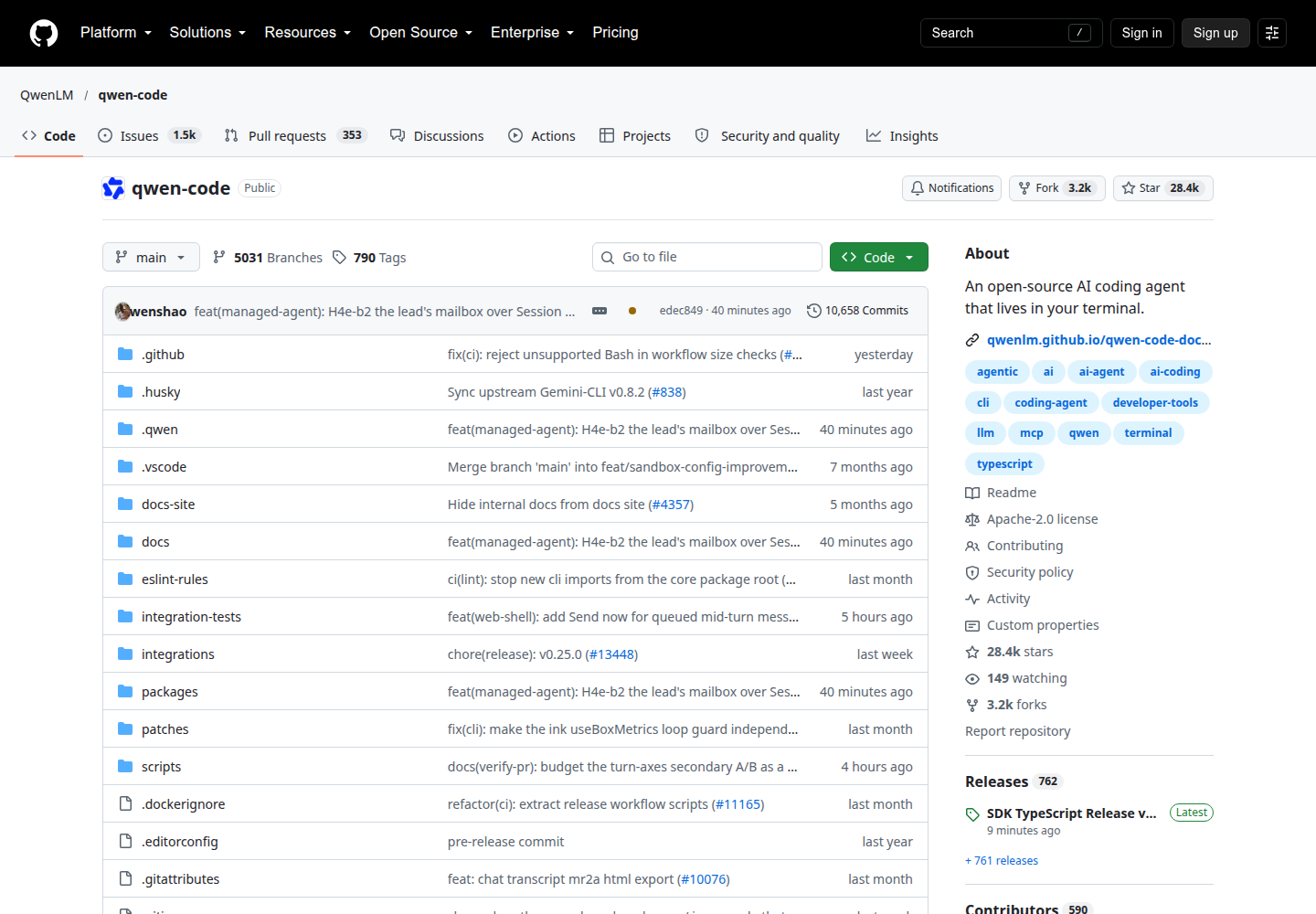 GitHub'da QwenLM/qwen-code deposu. Sağ üstte Star 28.4k; About kutusunda 'An open-source AI coding agent that lives in your terminal', Apache-2.0 license, 28.4k stars, 762 sürüm; son commit 40 dakika önce. Klasör listesinde .husky satırında 'Sync upstream Gemini-CLI v0.8.2' mesajı.