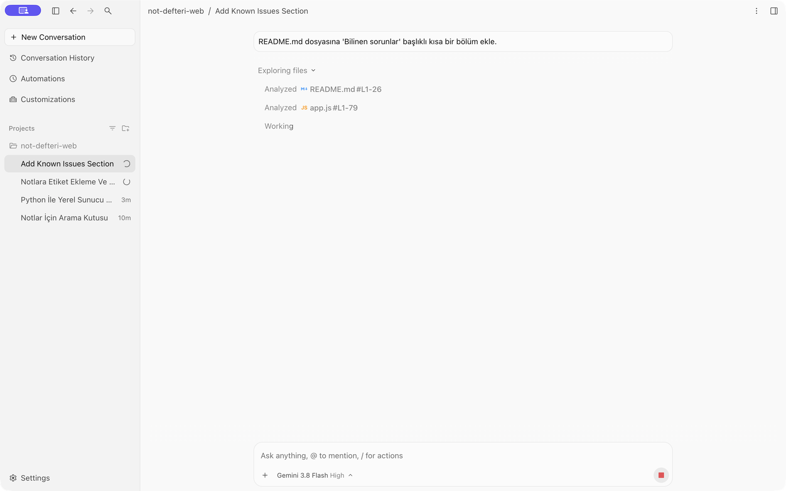 Google Antigravity'nin ajan penceresi. Solda New Conversation, Conversation History, Automations, Customizations ve Projects altında not-defteri-web projesinin dört görevi: Add Known Issues Section (çalışıyor), Notlara Etiket Ekleme (çalışıyor), Python İle Yerel Sunucu (3 dakika önce), Notlar İçin Arama Kutusu (10 dakika önce). Ortada seçili görev: 'README.md dosyasına Bilinen sorunlar başlıklı kısa bir bölüm ekle' isteği; ajan README.md ve app.js'i incelemiş, 'Working' yazıyor. Altta model seçici: Gemini 3.8 Flash High.