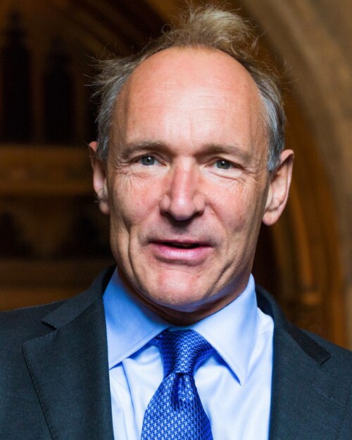 Kır saçlı, takım elbiseli Tim Berners-Lee
