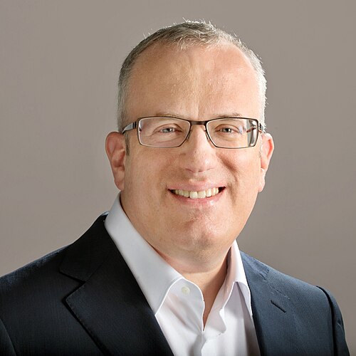 Gözlüklü, takım elbiseli Brendan Eich