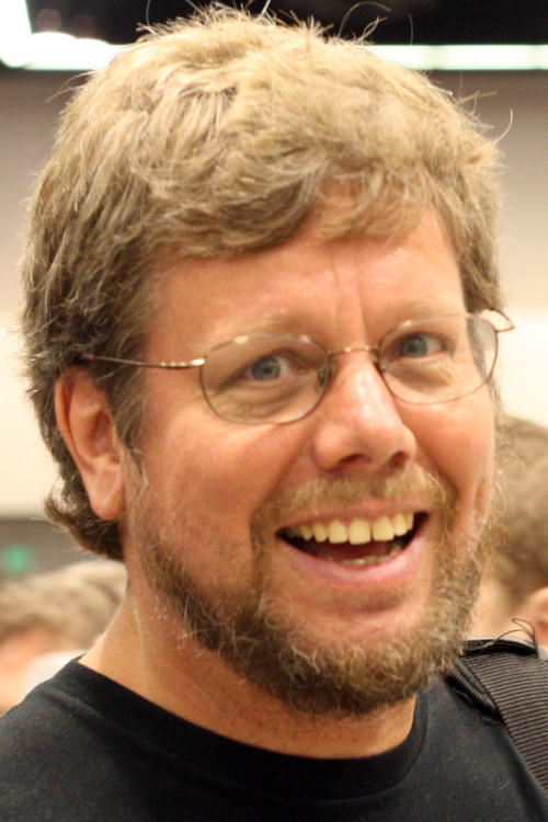Gözlüklü, sakallı, gülümseyen Guido van Rossum
