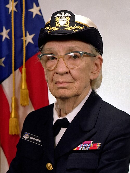 Deniz kuvvetleri üniformalı, gözlüklü Grace Hopper