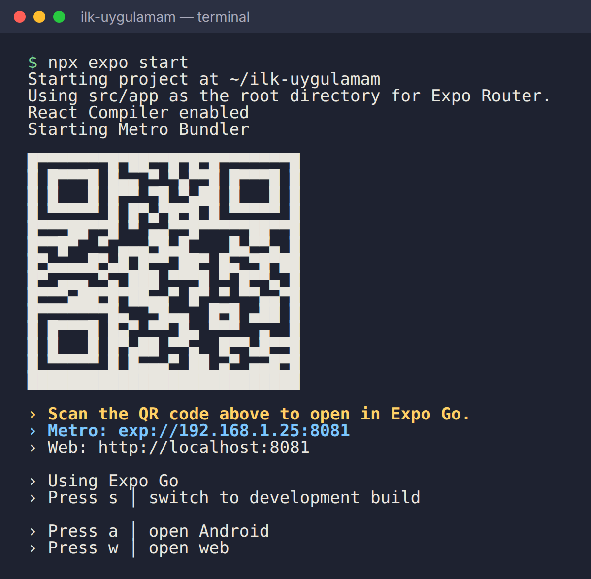 Terminalde npx expo start çıktısı: 'Starting project at ~/ilk-uygulamam', 'Using src/app as the root directory for Expo Router', 'Starting Metro Bundler', büyük bir QR kodu, altında 'Scan the QR code above to open in Expo Go', 'Metro: exp://192.168.1.25:8081', 'Web: http://localhost:8081' ve kısayollar: s geliştirme derlemesine geç, a Android'de aç, w web'de aç.