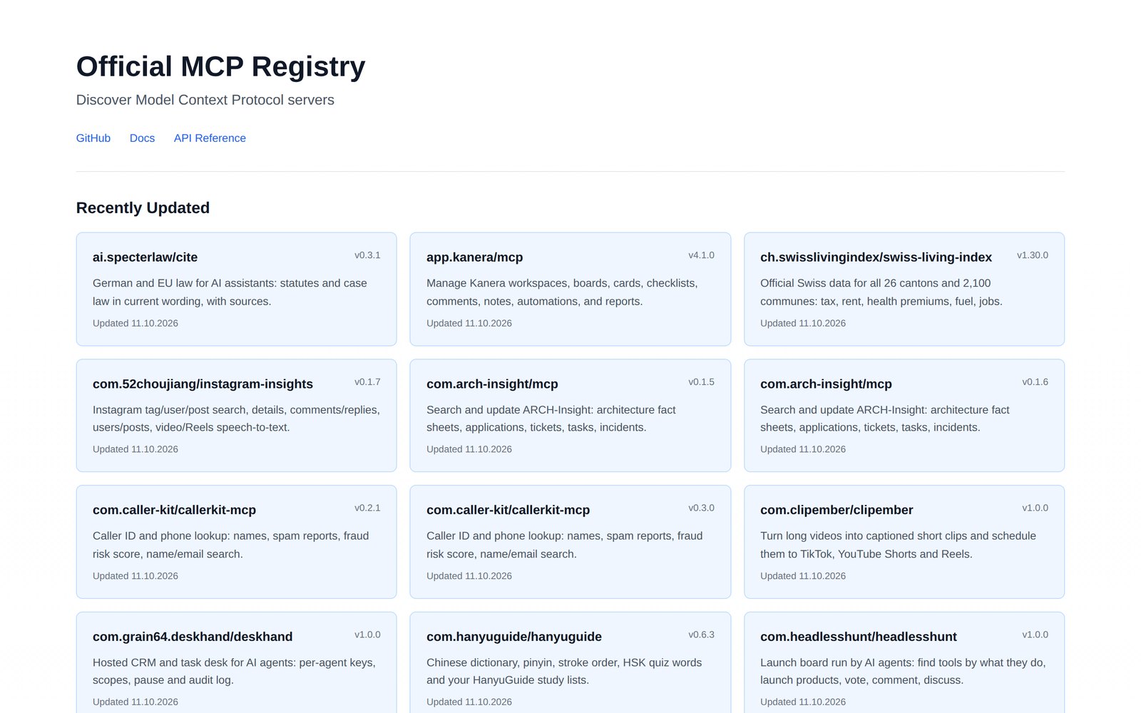 Official MCP Registry sayfası: 'Discover Model Context Protocol servers' alt başlığı ve 'Recently Updated' bölümünde kartlar: ai.specterlaw/cite, app.kanera/mcp, ch.swisslivingindex/swiss-living-index gibi ters alan adı biçiminde sunucu adları, sürüm numaraları, kısa açıklamalar ve 11.10.2026 güncelleme tarihi.