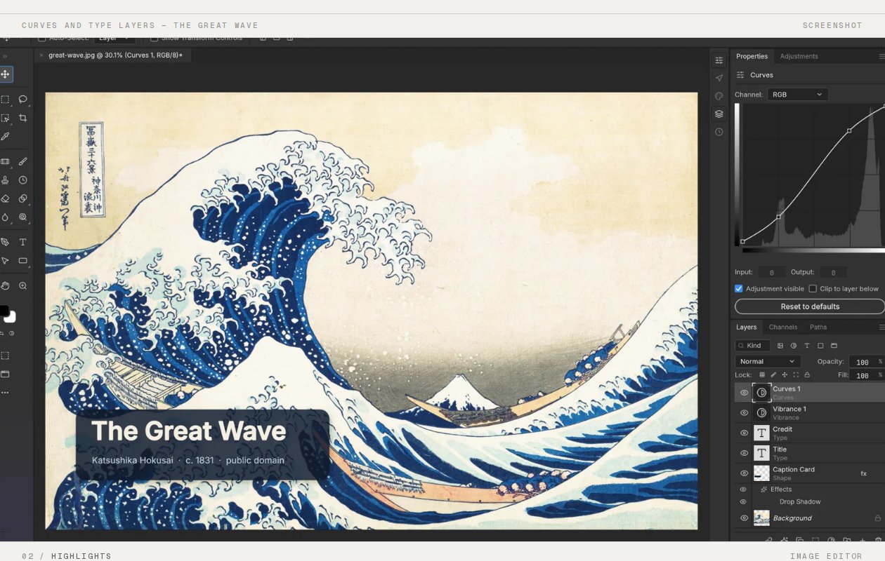 PhotoCraft'ın tanıtım sayfasındaki ekran görüntüsü: Hokusai'nin Büyük Dalga tablosu açık; solda araç çubuğu, sağ üstte Curves eğri düzenleyicisi ve histogram, sağ altta Curves, Vibrance, Title, Credit, Caption Card ve Background katmanları