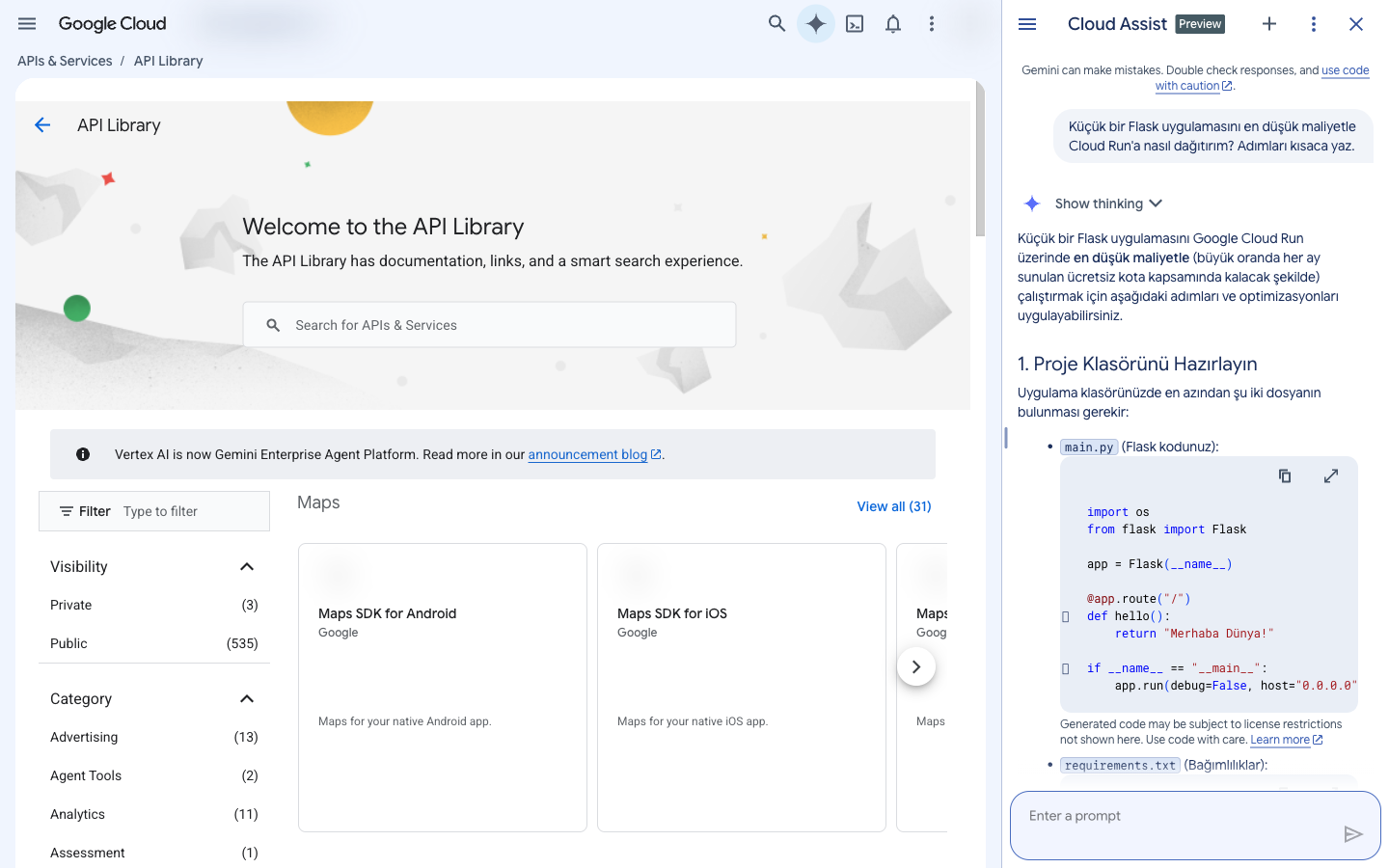 Google Cloud konsolu, API Library sayfası. Sağda Cloud Assist (Preview) paneli: Türkçe soru 'Küçük bir Flask uygulamasını Google Cloud Run'a en düşük maliyetle nasıl dağıtırım?' ve Türkçe cevap: proje klasörünü hazırlayın, main.py örneği (Flask, 'Merhaba Dünya!' döndüren bir yol).