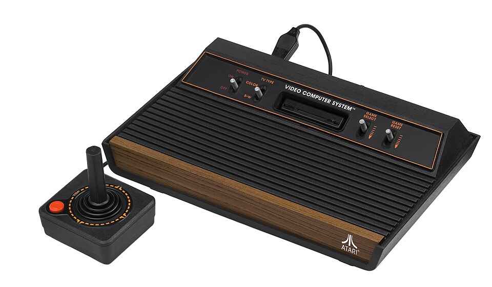 Ahşap görünümlü Atari 2600 ve joystick