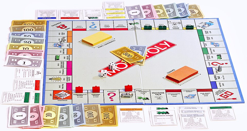 Monopoly tahtası, para desteleri ve zar