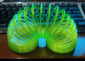 Yeşil metal Slinky