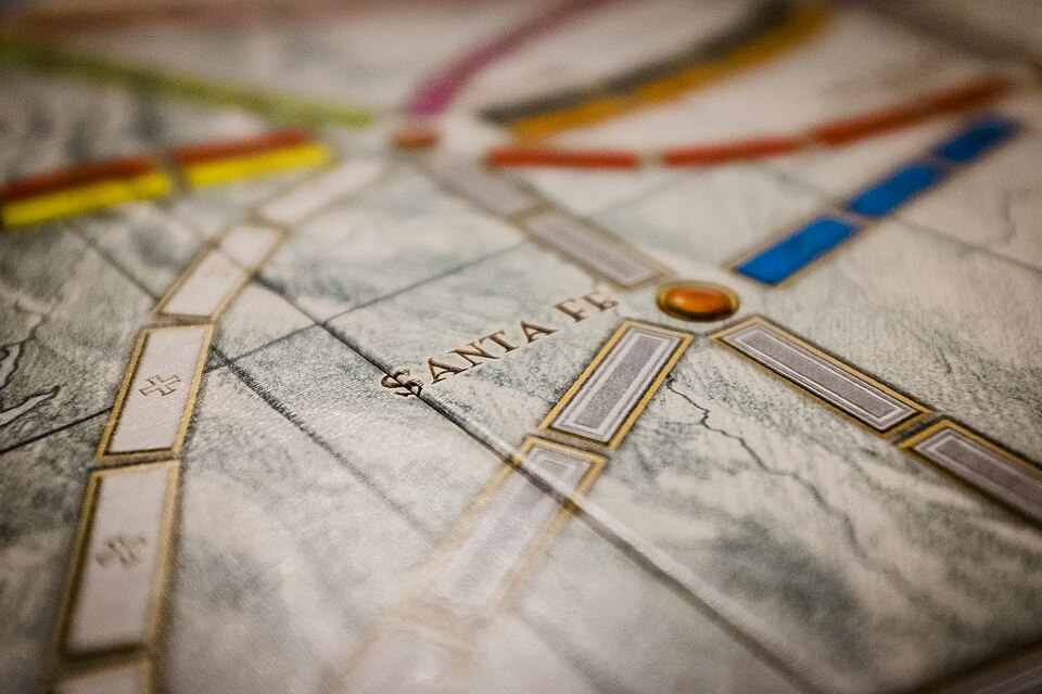 Ticket to Ride tahtasında renkli tren yolları ve Santa Fe