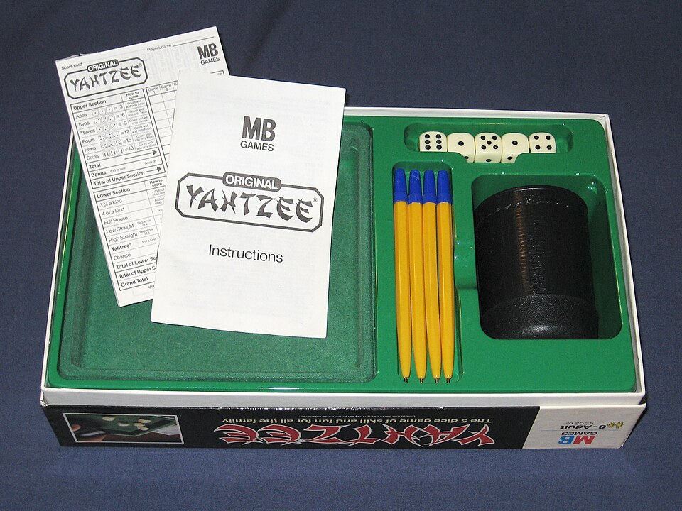 Yahtzee kutusu, beş zar ve skor kâğıdı